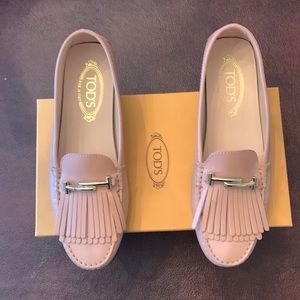 Woman’s Tod’s fringe driving mocassin in Old Pink